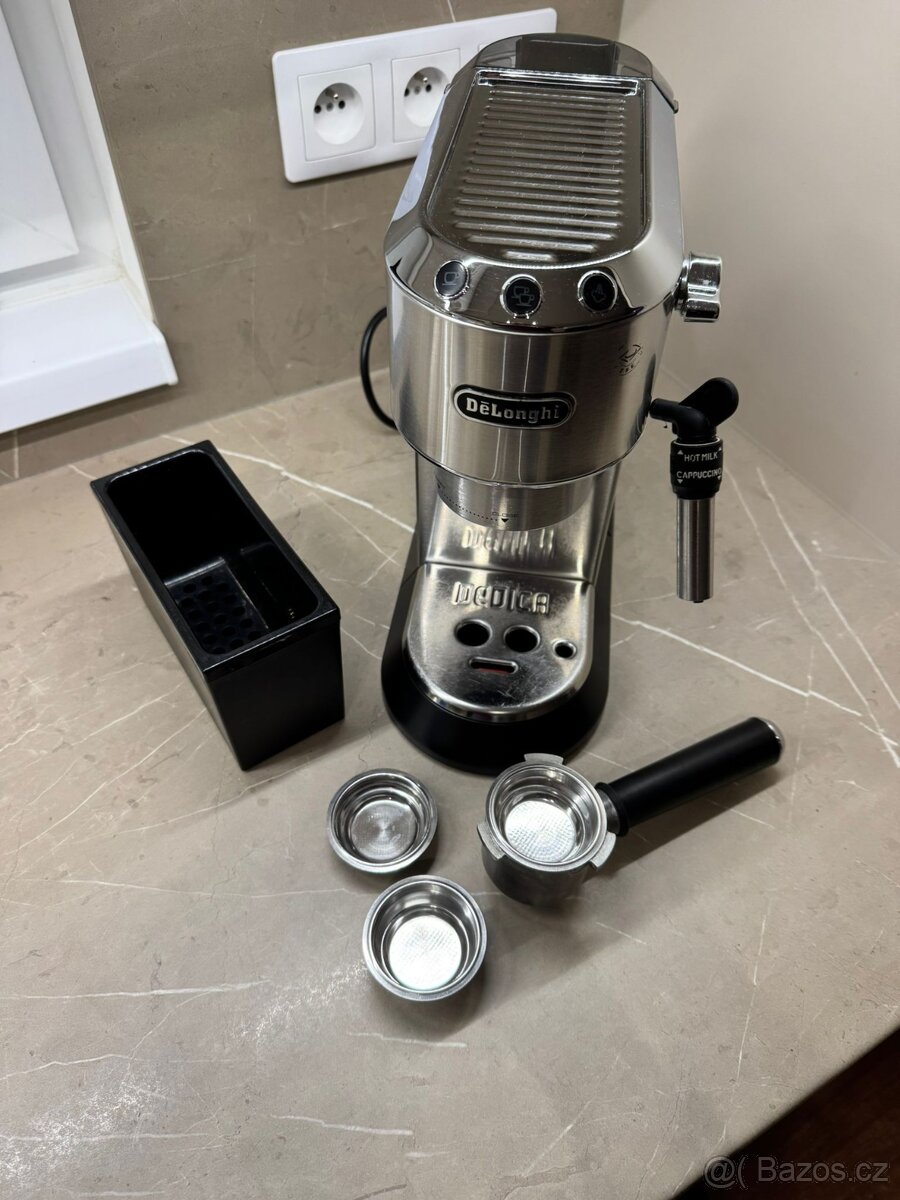DeLonghi Dedica – kompaktní pákový kávovar + bonus 4x filtr