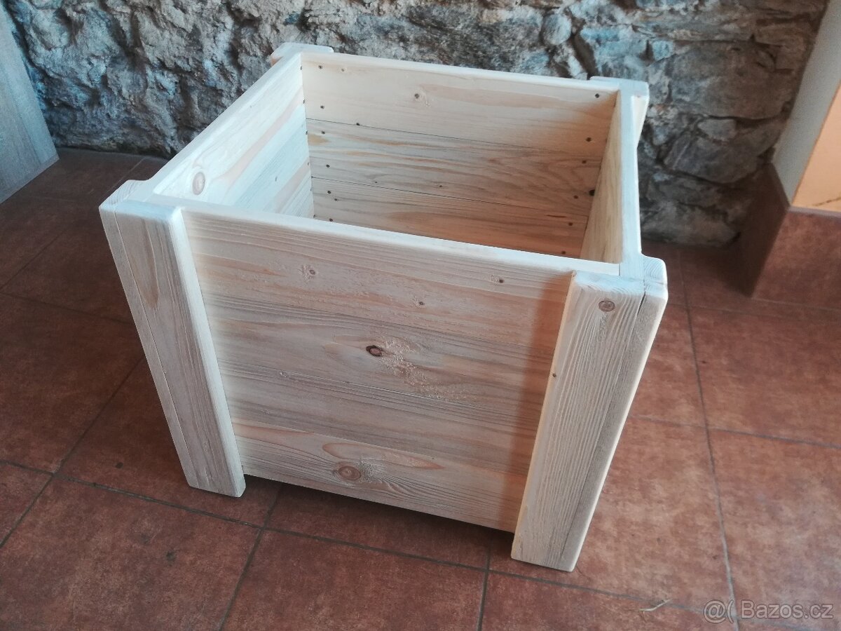 Nové dřevěné květináče
