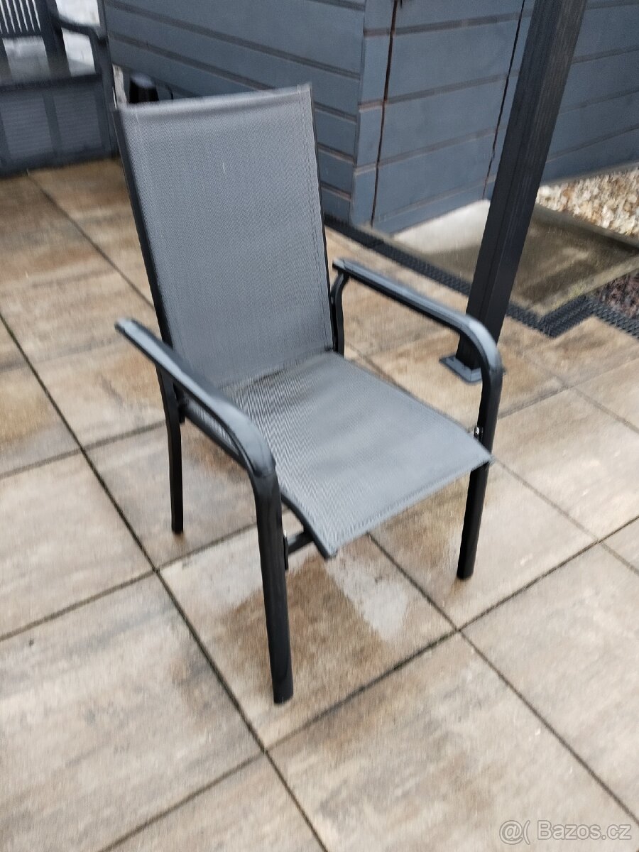 Zahradní stůl a křesla