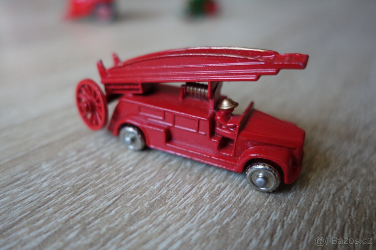 Kovový model hasičů Matchbox No. 9 Dennis Fire Engine