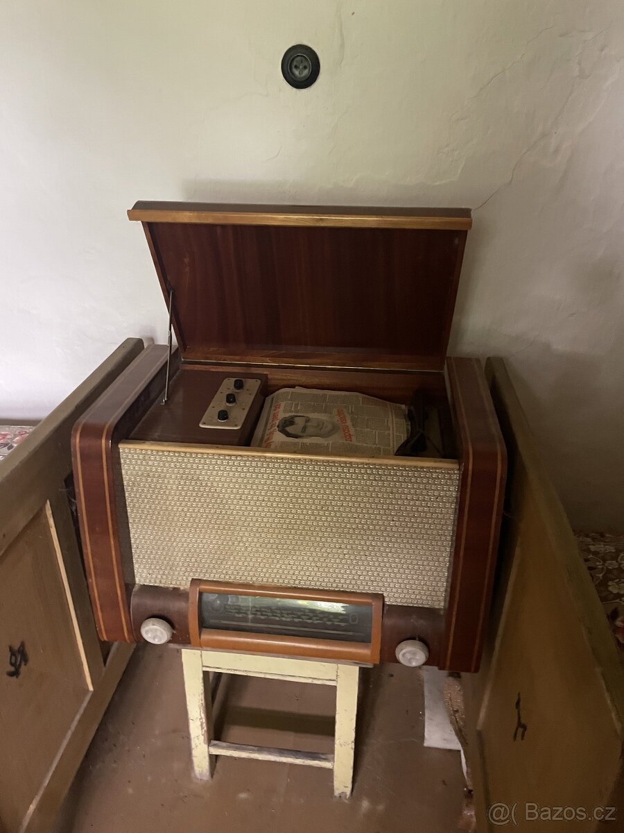 Starý gramofón s rádiem +30ks desek