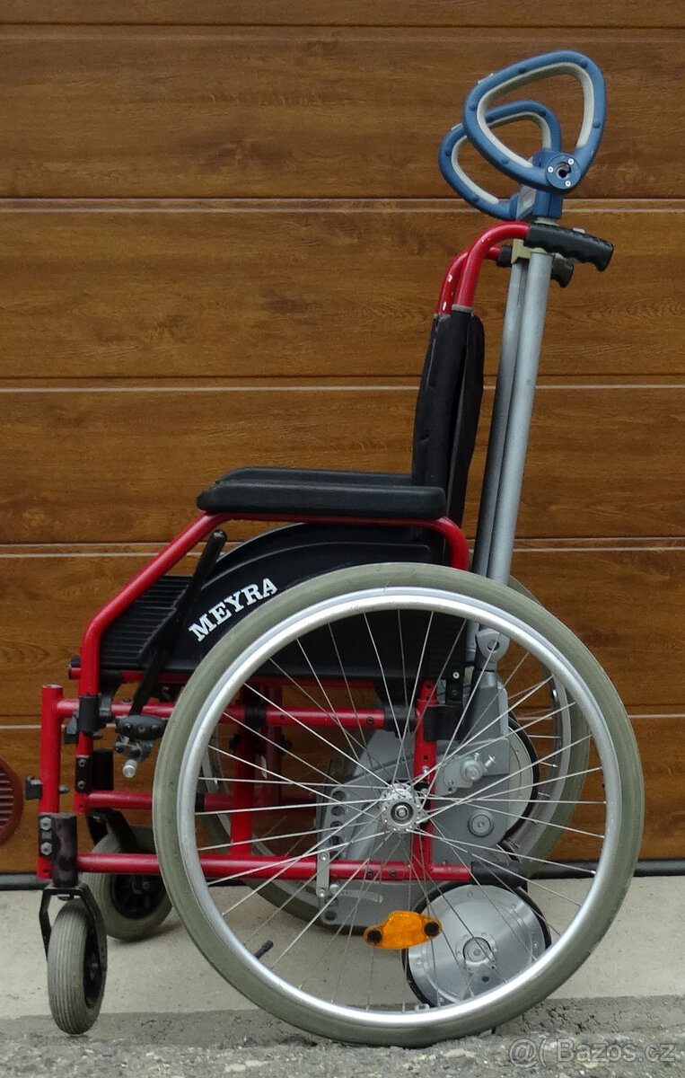Kolečkový schodolez s invalidním vozíkem