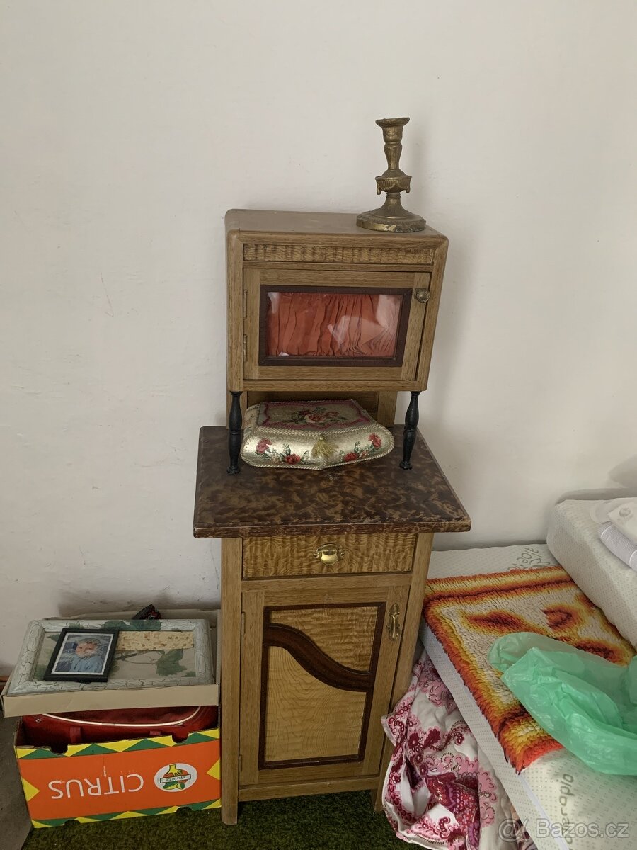 Dobovy nabytek