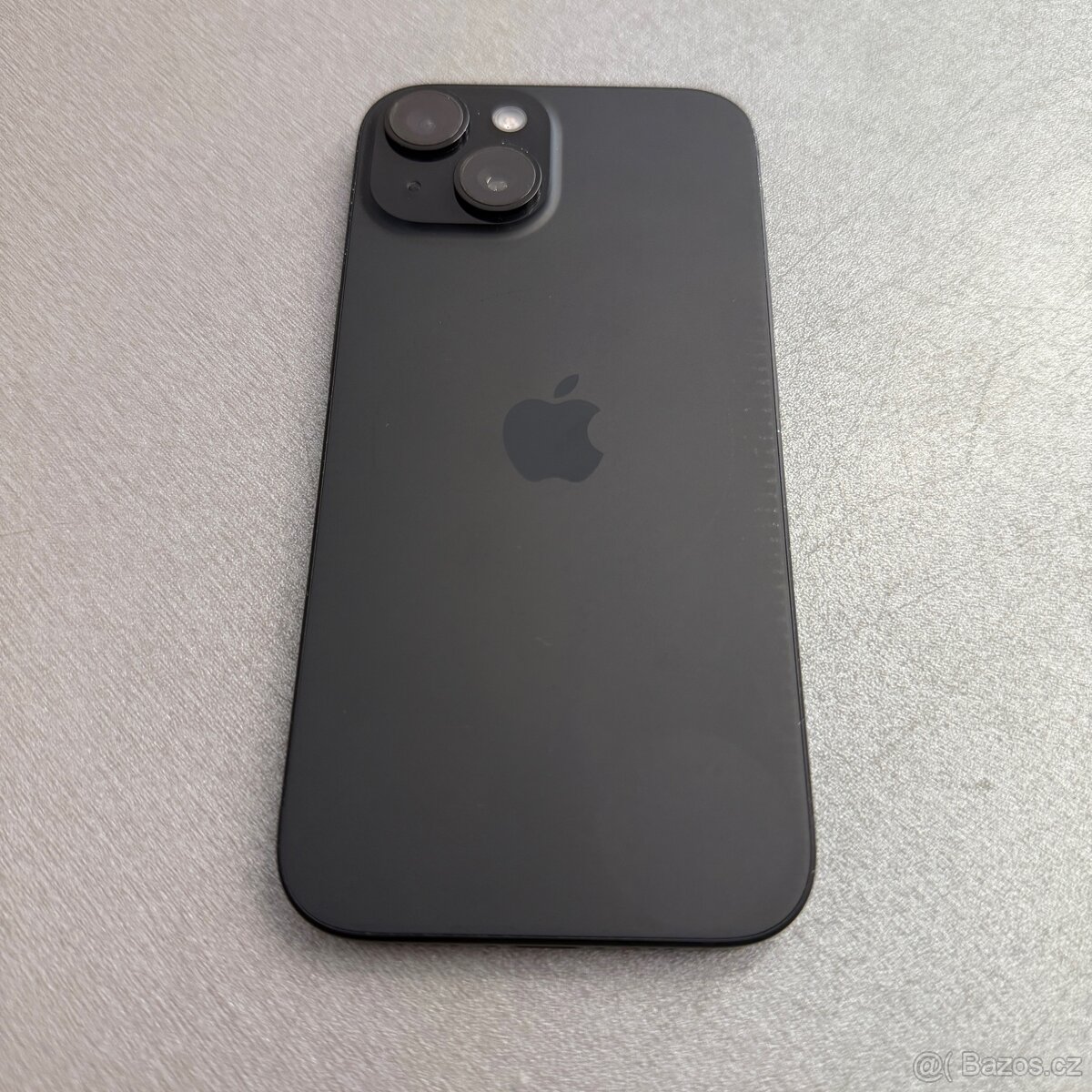 Černý iPhone 15 128GB, pěkný stav, 12 měsíců záruka