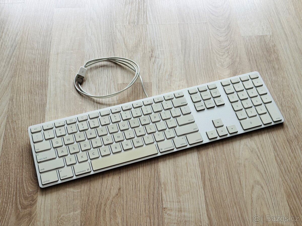 Apple Wired Keyboard - TOP