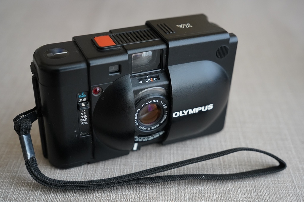 Olympus XA + blesk A11 - rezervace