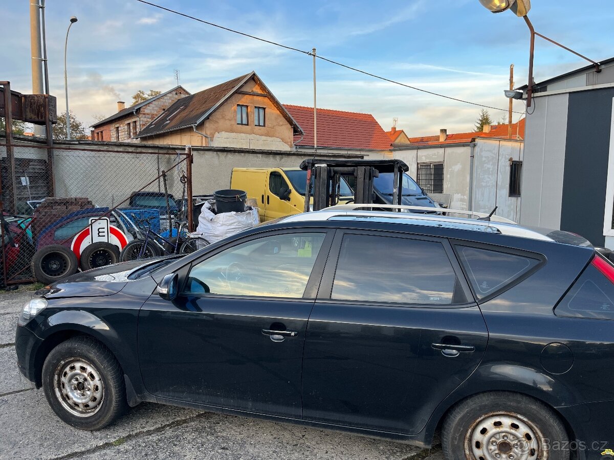 Kia Ceed dveře blatník pravý volant loketní opěrka 2011 DÍLY