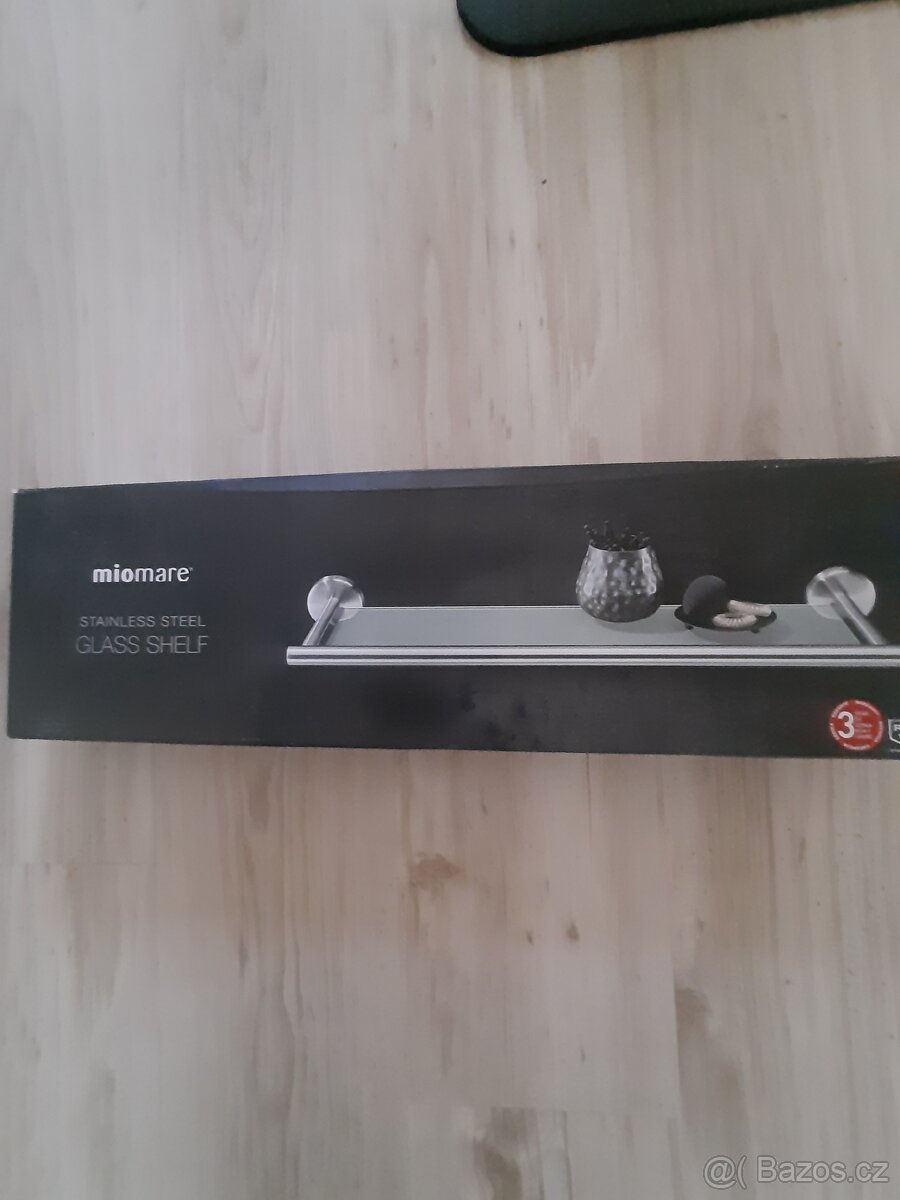 Koupelnová políčka.