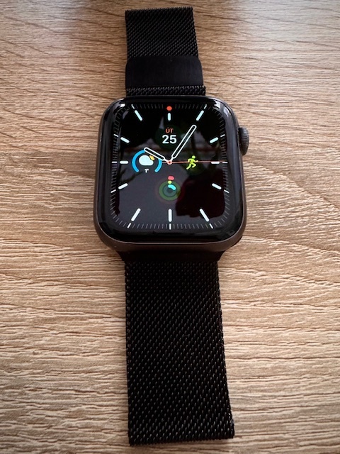Apple Watch Series 5 – 44 mm, černé, Cellular