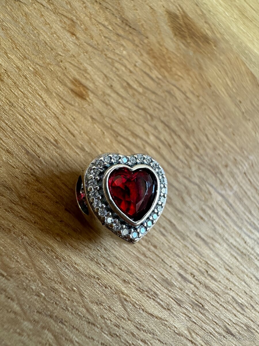 Červené srdce přívěsek na Pandora náramek