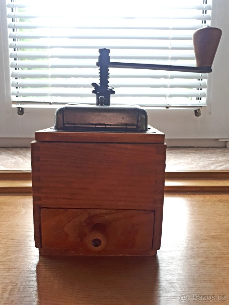 Starý dřevěný mlýnek na kávu SAVA