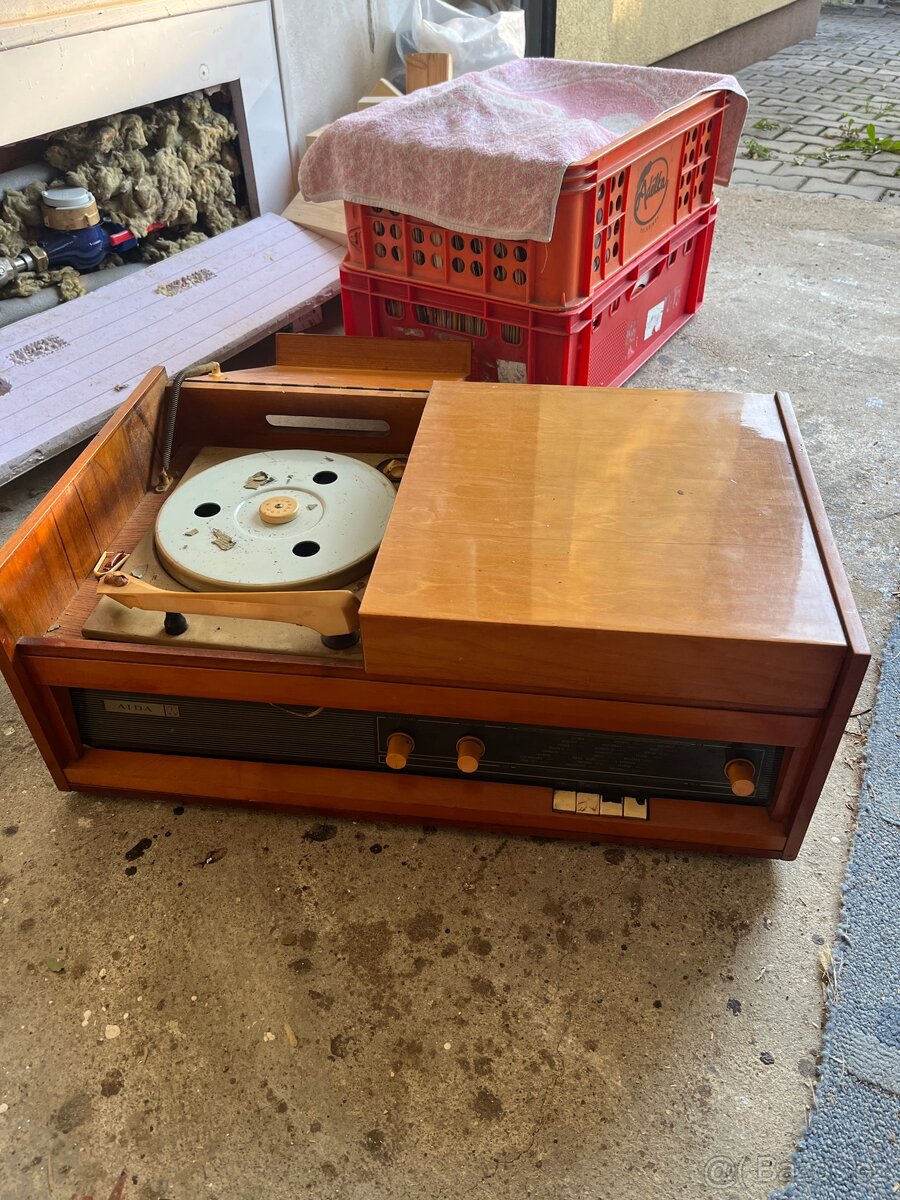 Starý gramofon/ rádio