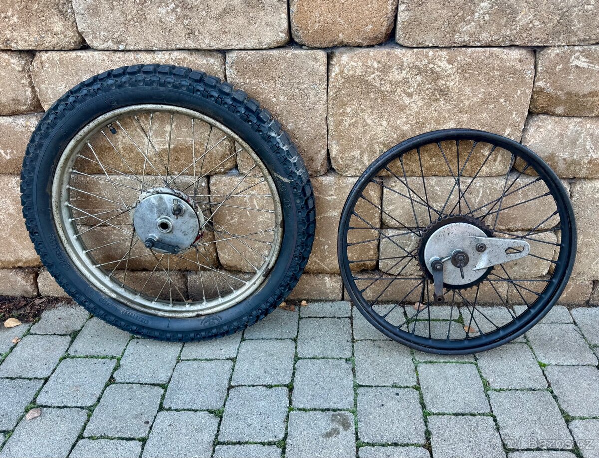 ČZ 125 T - přední a zadní kolo
