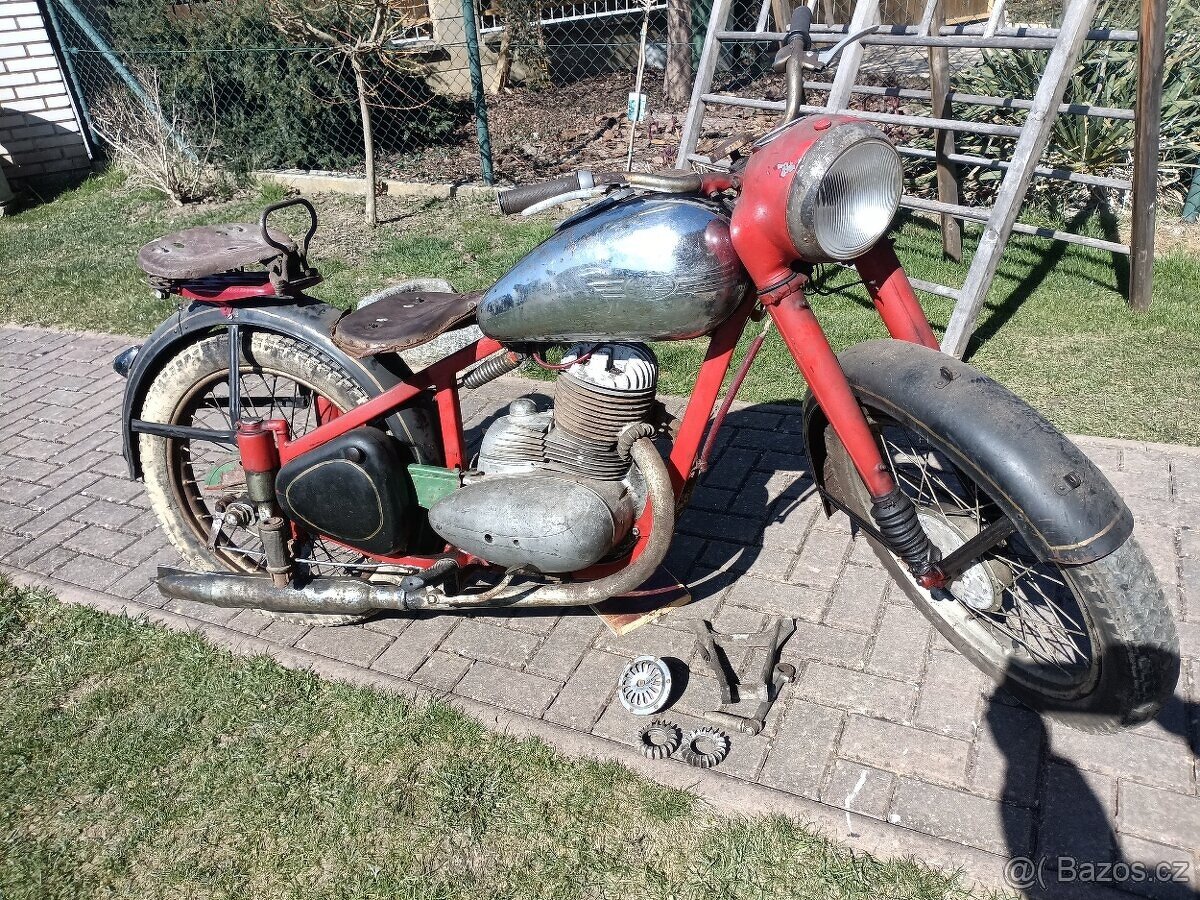 Jawa 250 Pérák