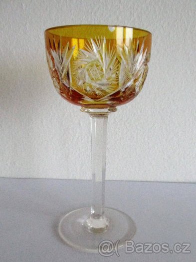 Starožitná sklenice na víno