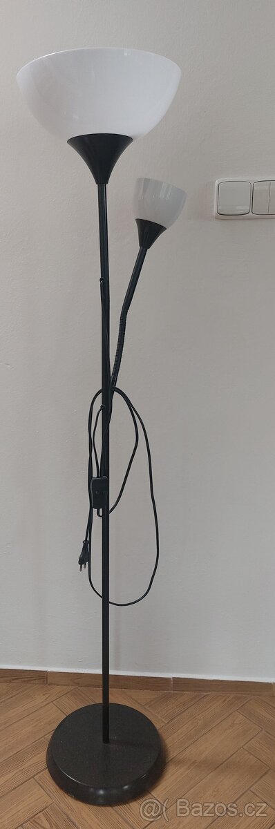 Prodám stojací lampu v dobrém stavu, plně funkční,výška 141c