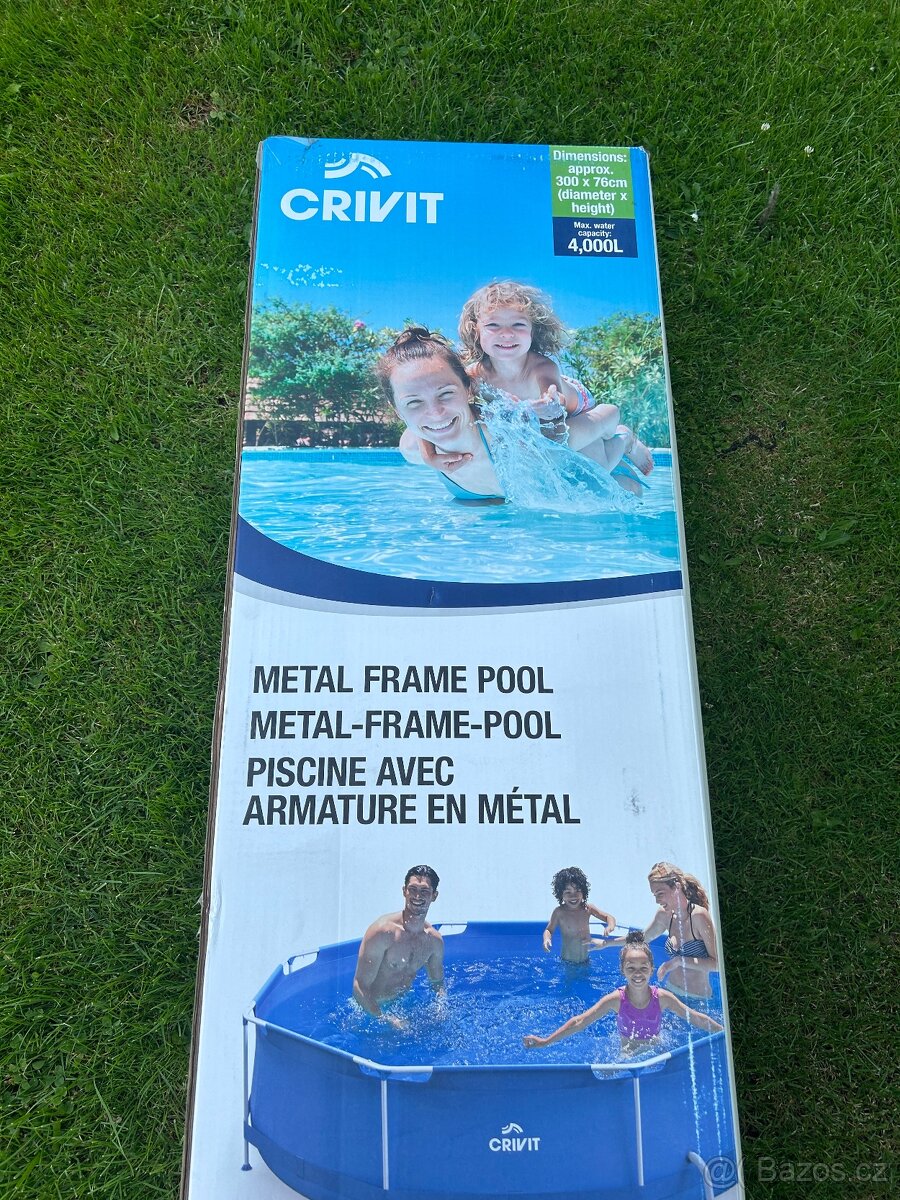 Zahradní bazén s konstrukcí i čerpadlem.