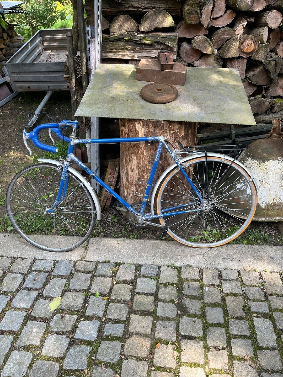 Retro silniční kolo favorit