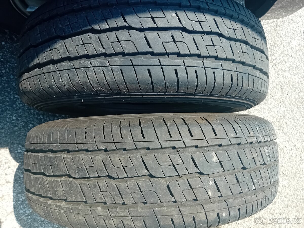 Prodám Sadu pneu 215/70/15/ C ,Zátěžové