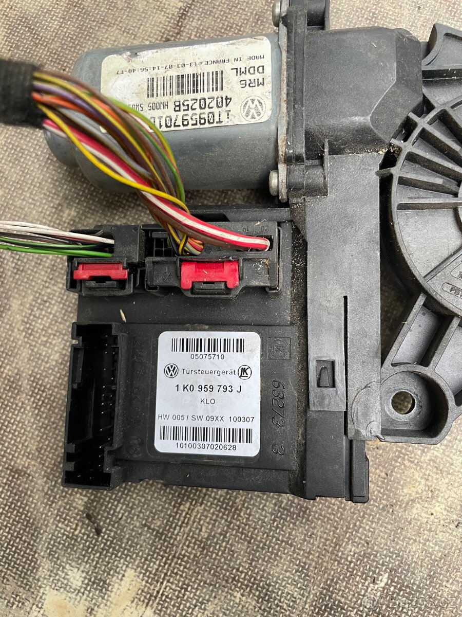 1K0 595 793 J motorek stahovačky