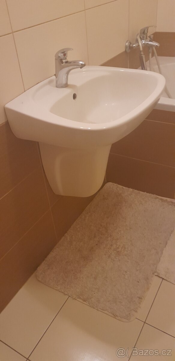 umyvadlo s polonohou, umyvadlová baterie, vanová baterie
