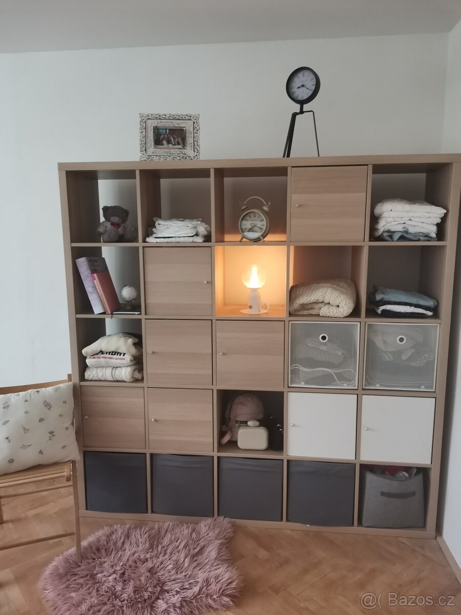 Knihovna Kallax a ikea skříň