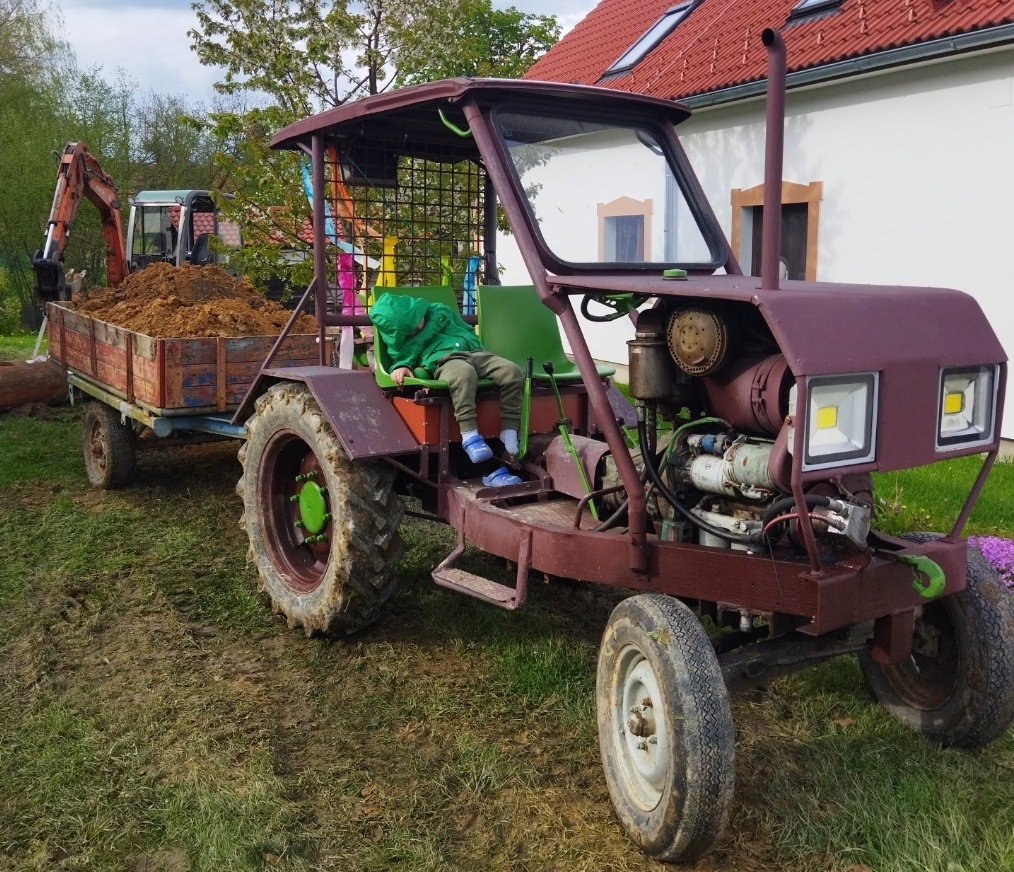 Malotraktor domácí výroby s vlekem