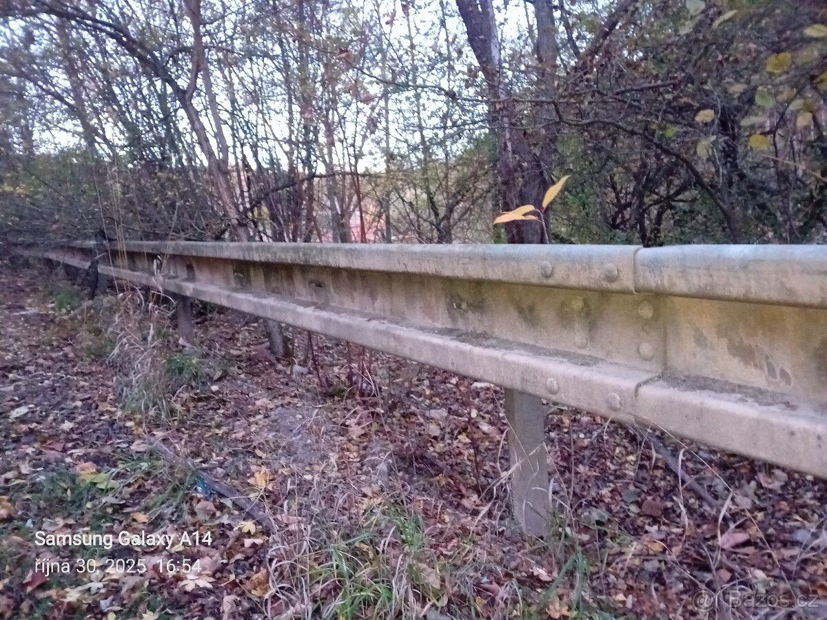 Silniční svodidla cca 50m. Vyvýšené záhony