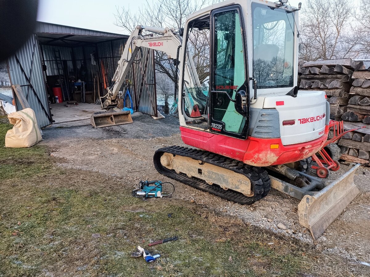 Takeuchi TB235