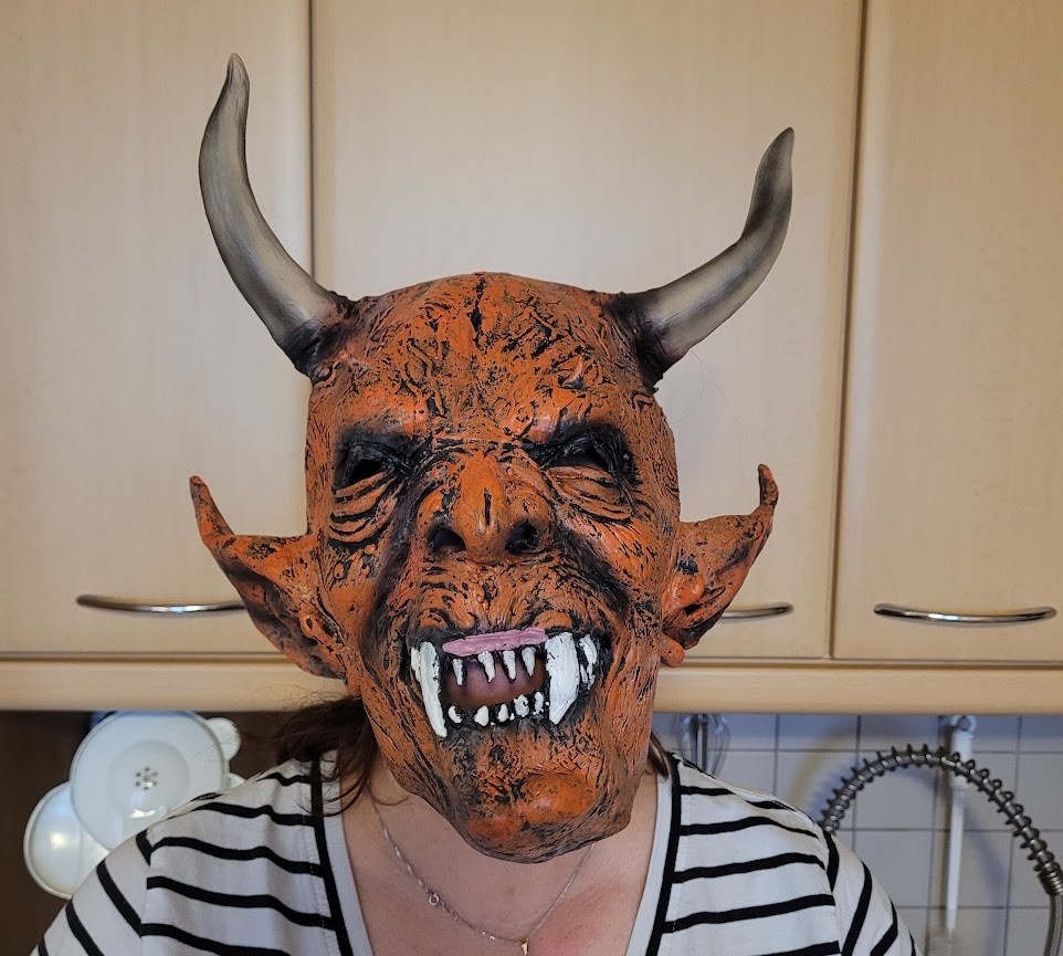 Masky různé druhy a paruky  Mikuláš se blíží maska čerta