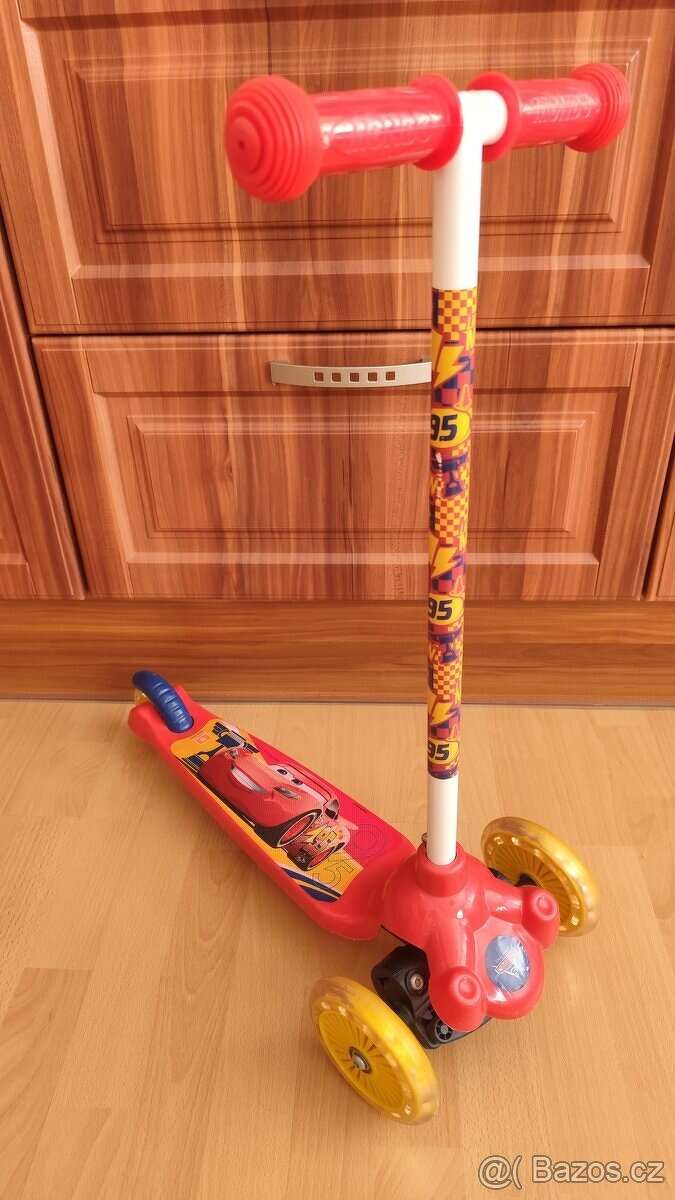 Dětská koloběžka Auta Scooter Mondo Twist & Roll