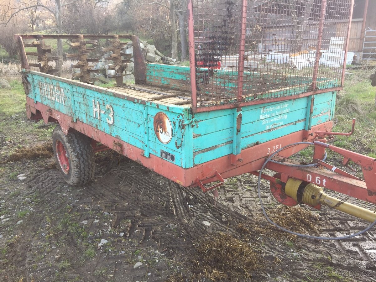 Rozmetadlo chlevské mrvy 3t, vlečka, valník