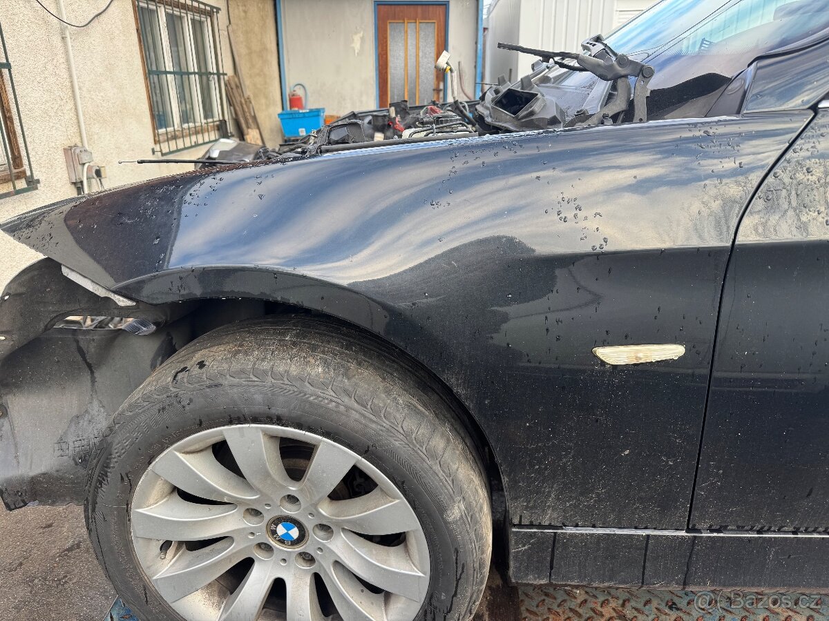 BMW E90/E91 levý přední blatnik blacksaphire