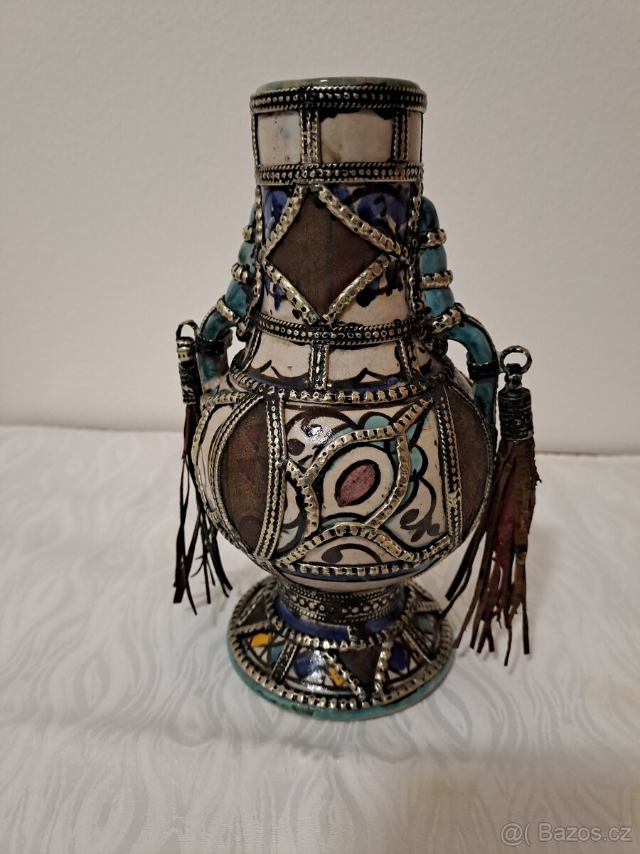 KRÁSNÁ TEPANÁ VÁZA - ZDOBENÁ JEMNOU KŮŽÍ