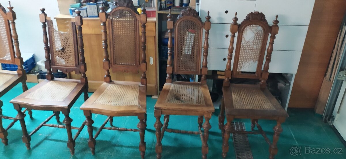 Staré židle s výpletem v zámeckém stylu k renovaci