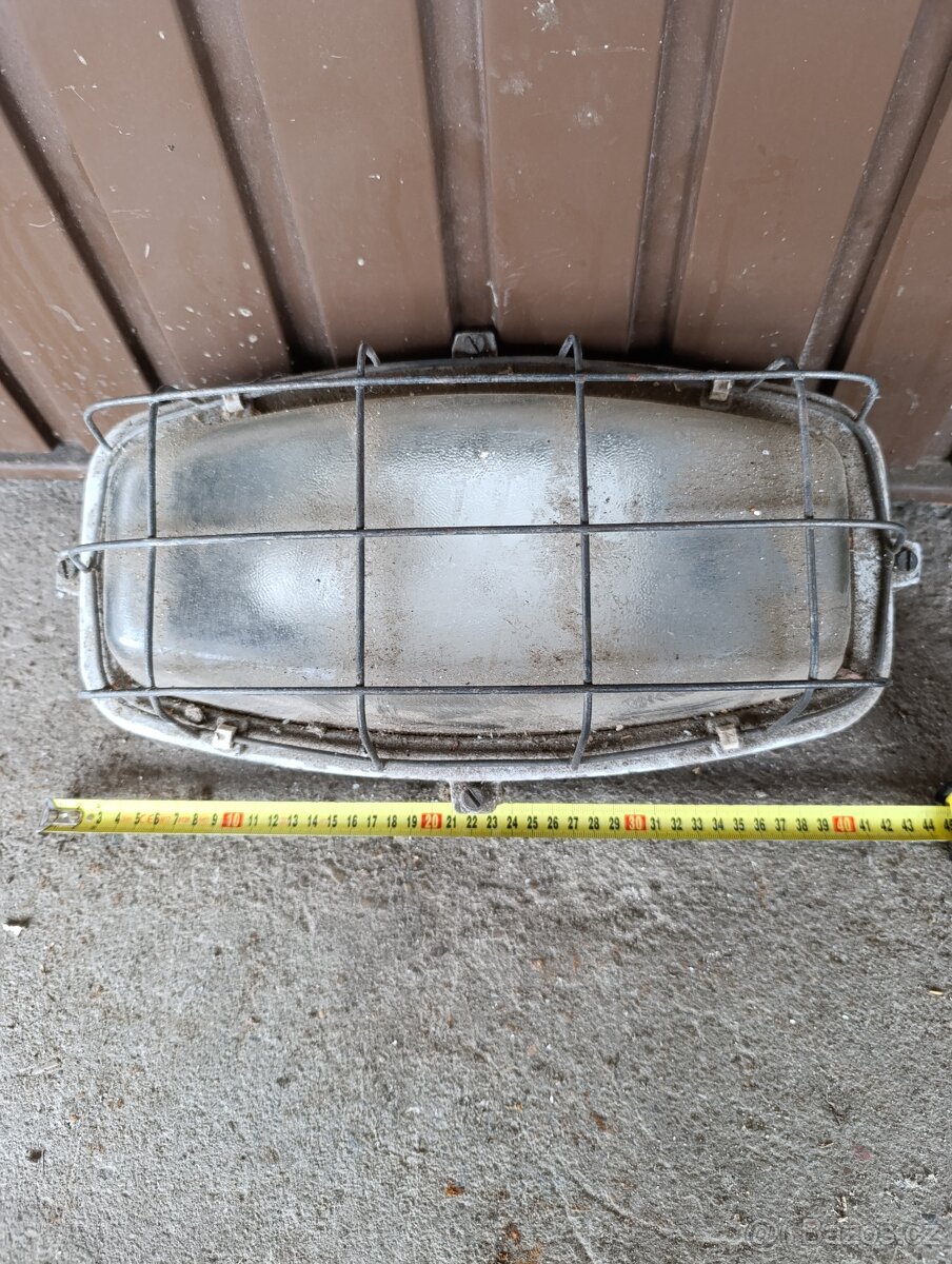 Velké industriální svítidlo