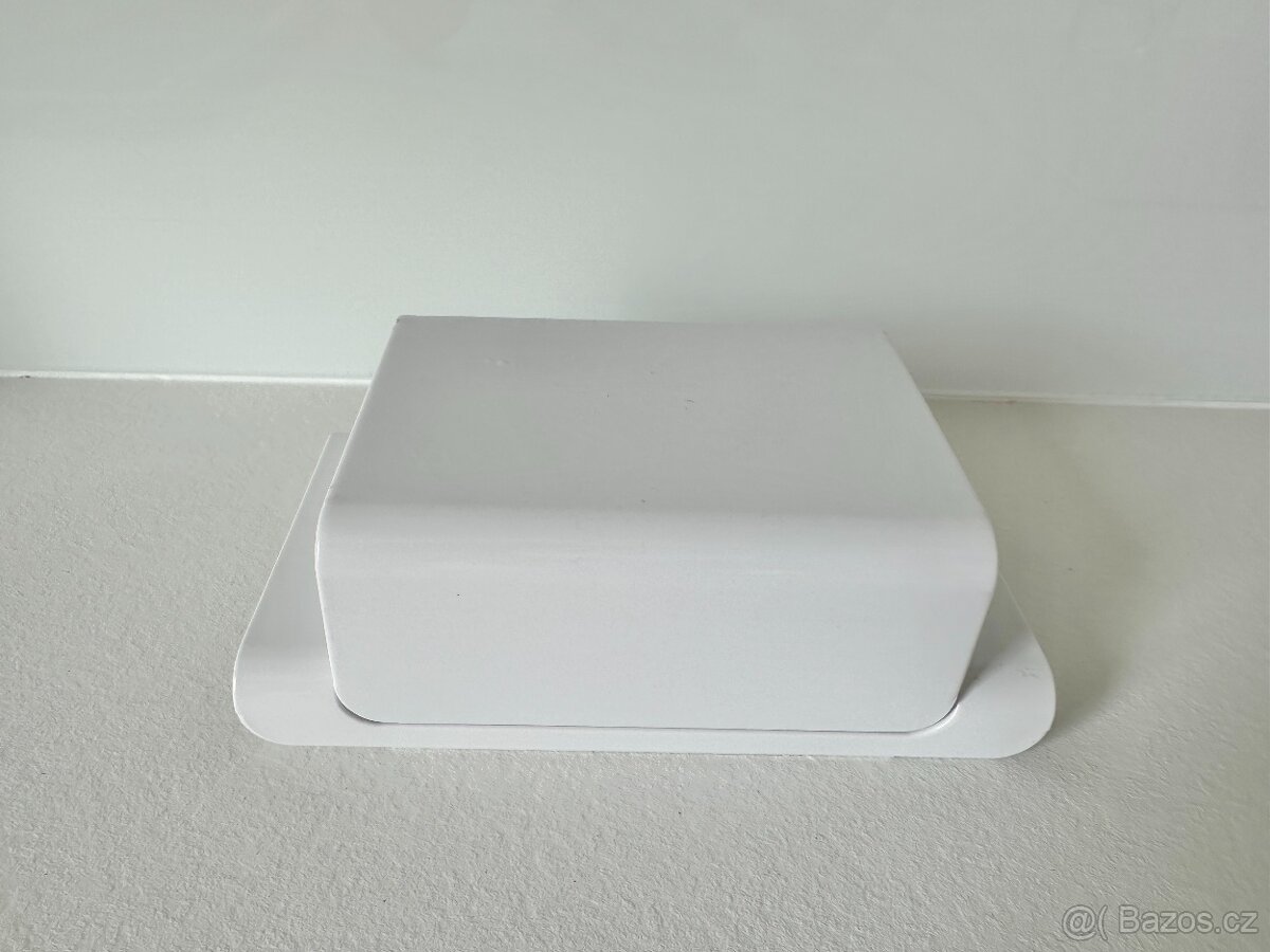 bílá plastová dóza na máslo