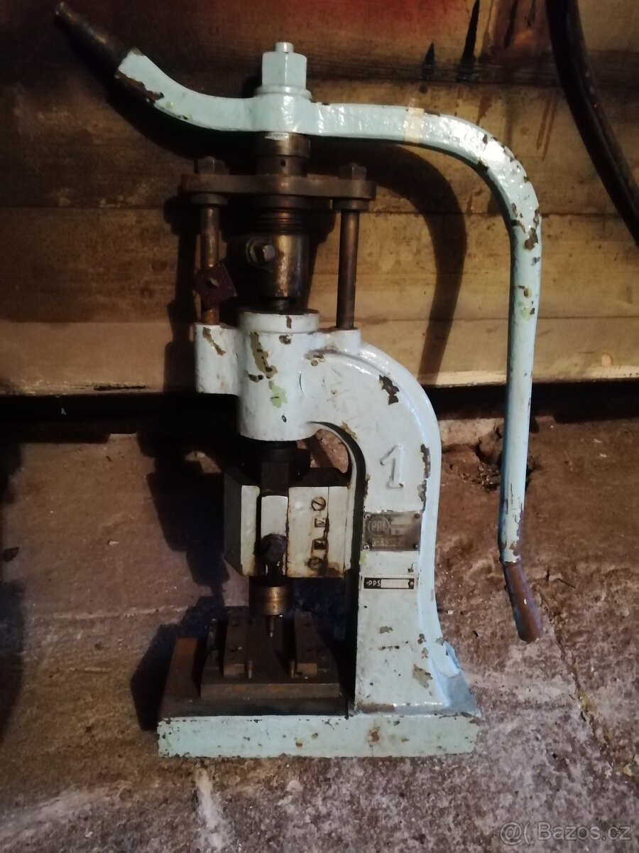 Stará stojanová vrtačka