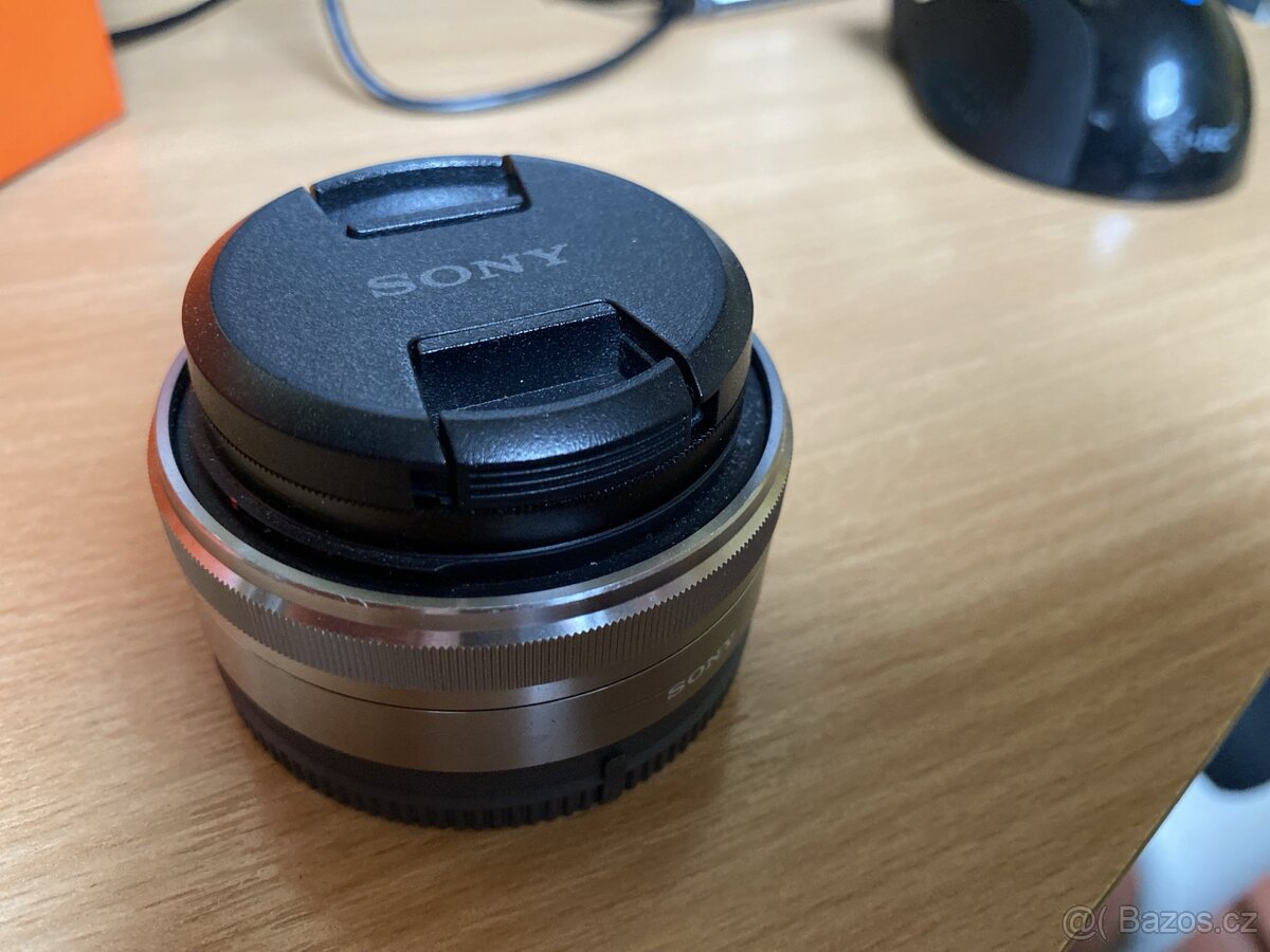 Objektiv Sony SEL 16 F2,8 s UV filtrem
