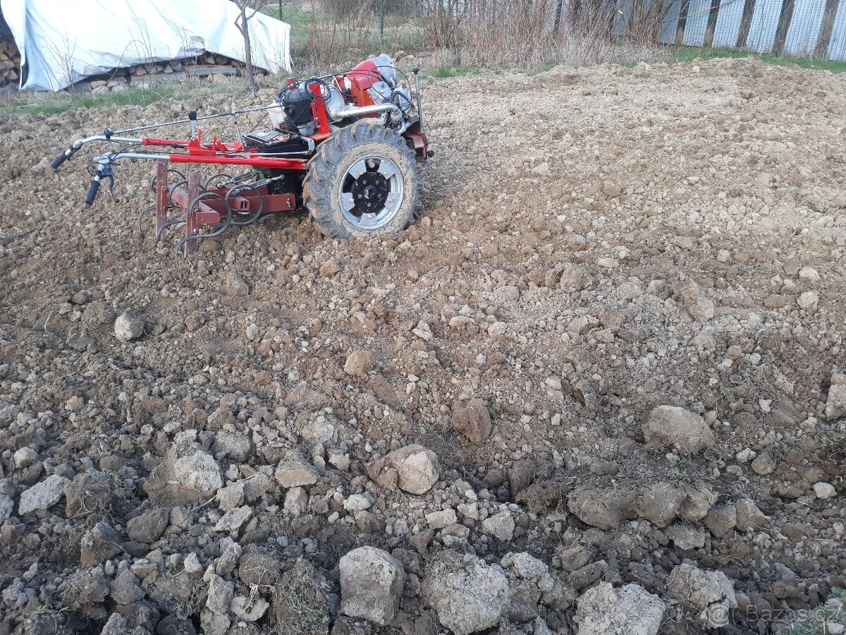 Predám jednoosý záhradný traktor.