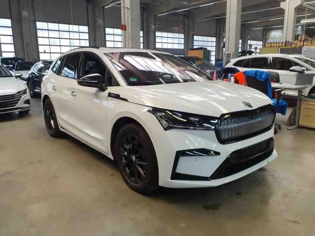 Škoda Enyaq 4x4 sportline/panorama/tepelko/matrix/DCC/kamera