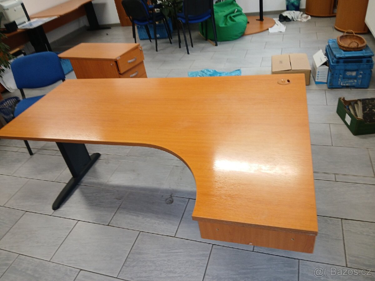Kancelářský stůl
