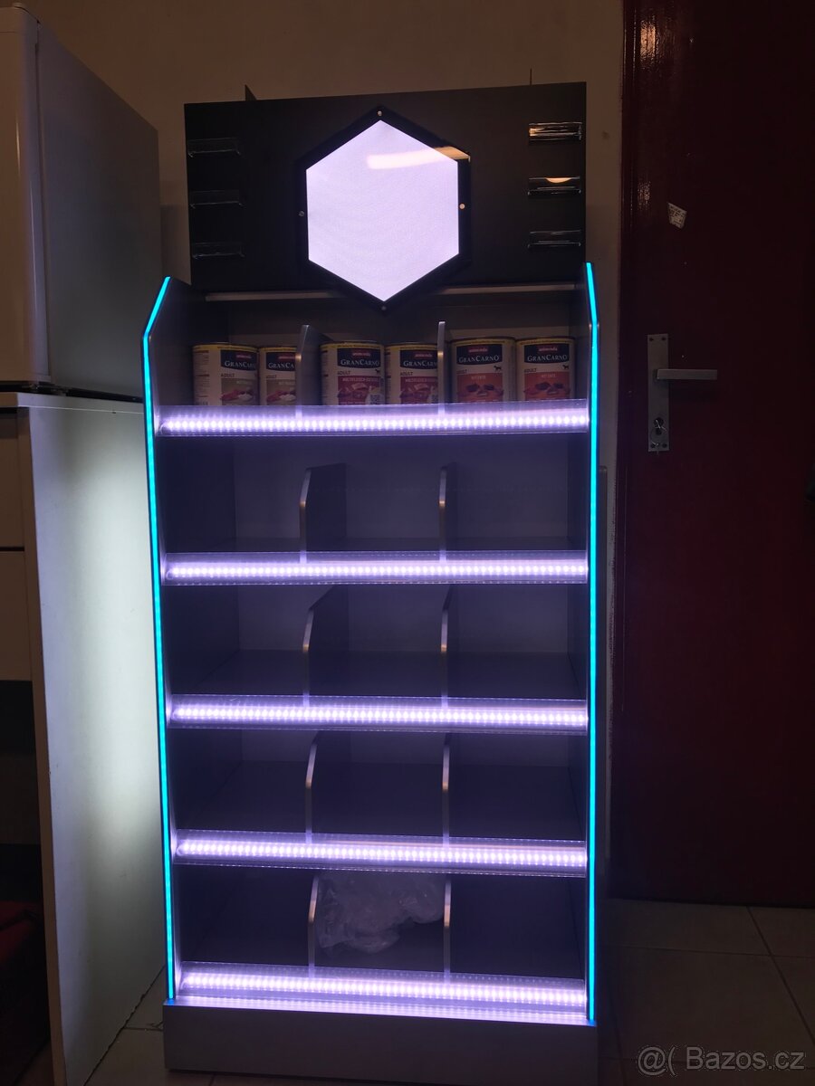 Osvětlený policovy regál