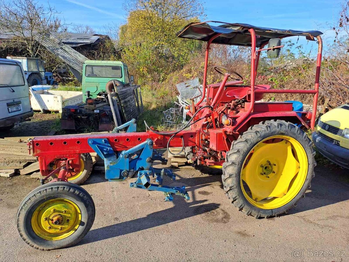 Traktor RS GT 124 čtyřválec