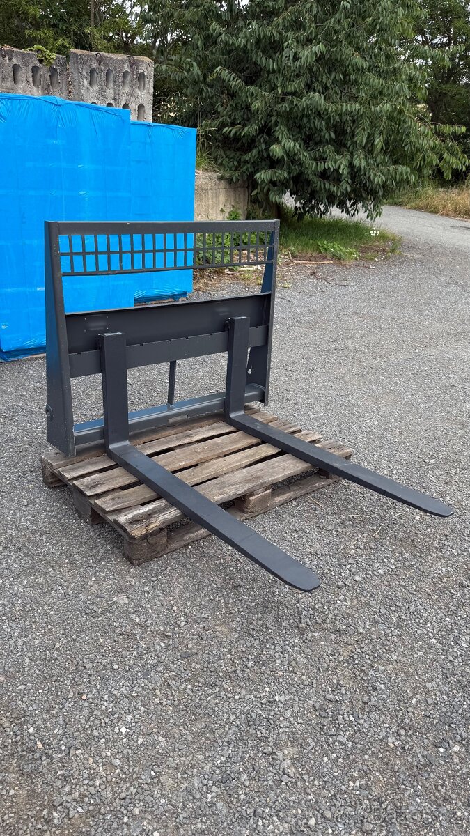 Paletizační vidle na smykový nakladač