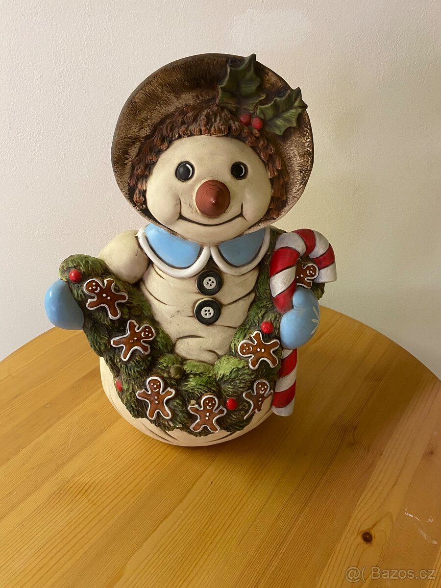 Keramický sněhulák s věncem – vánoční dekorace