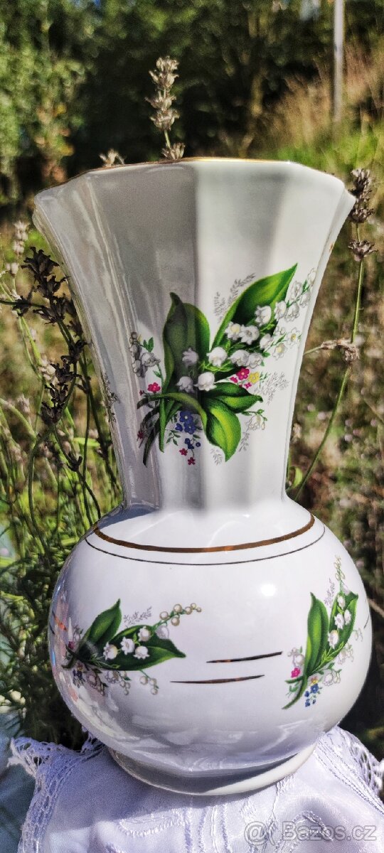 Porcelánový sen: Romantická váza s konvalinkami.