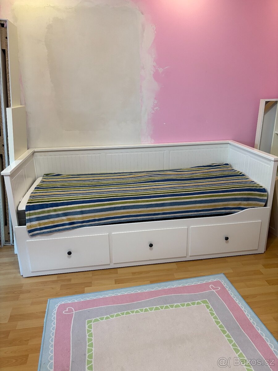 Bílá postel IKEA HEMNES s matrací