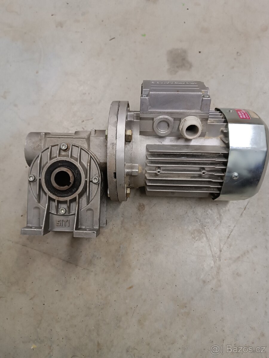 Elektromotor s převodovkou 55ot/min