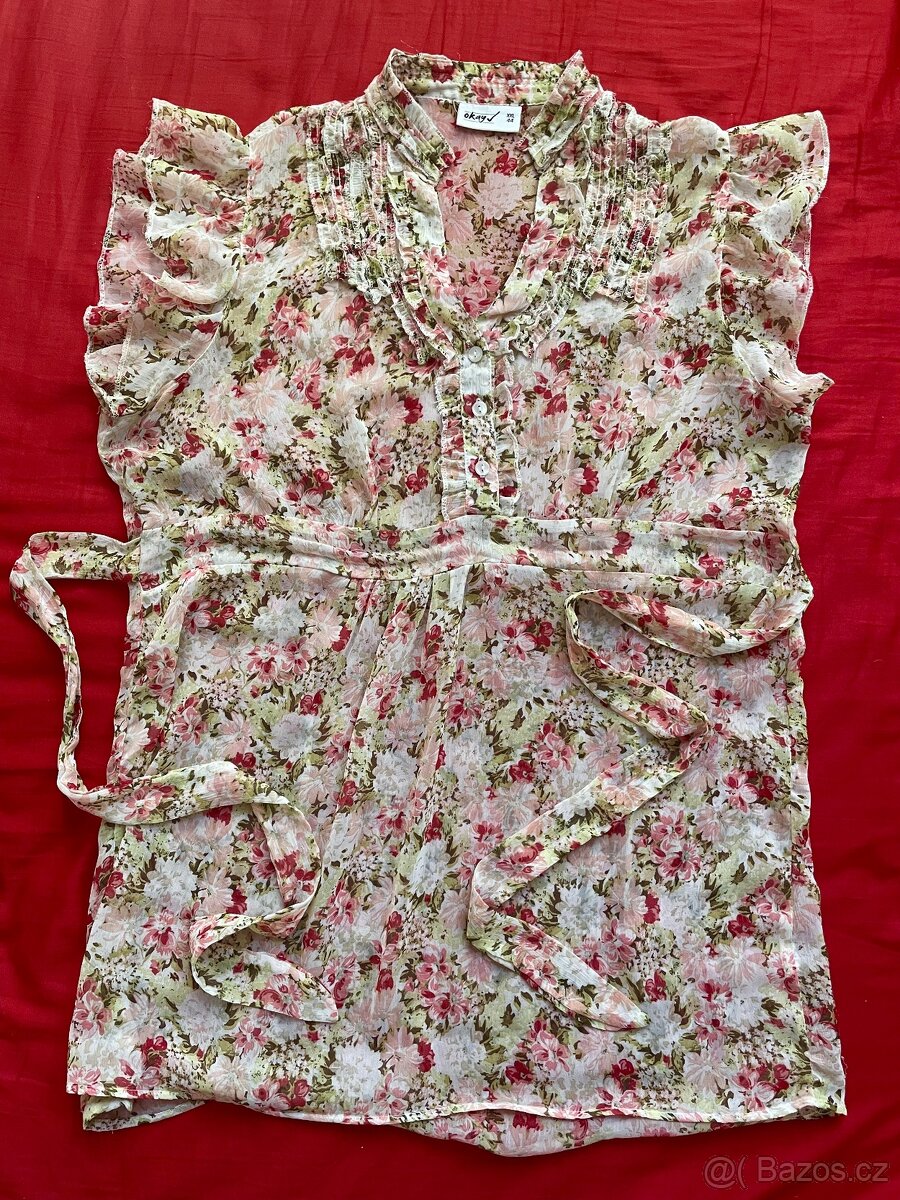 Letní delší květovaná halenka bez rukávů